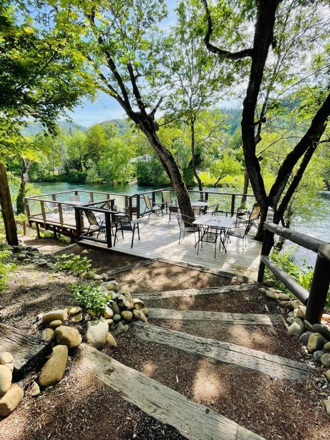 Riverfront Lodging Shady Cove Exterior foto
